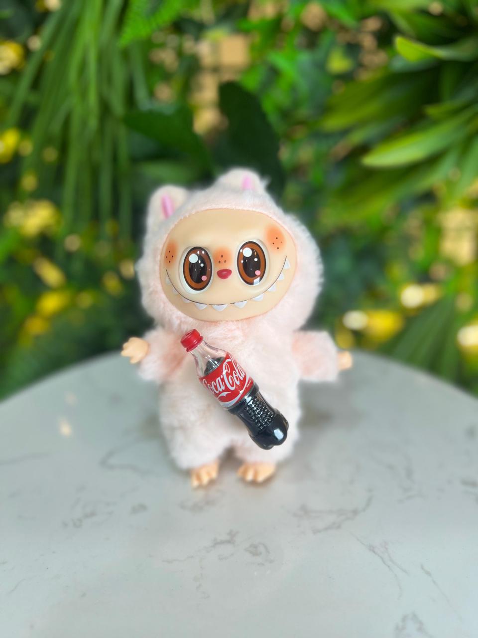 Vista 3 de LABUBU COCA-COLA - COLOR - COCACOLA: BEIGE-LATA